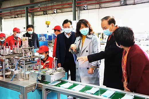 青浦区委副书记杨小菁等向导一行考察云顶集团全自动口罩生产流水线装备