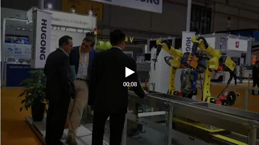 进博会首日云顶集团意大利CEA展位旅行者关注机械人焊接系统