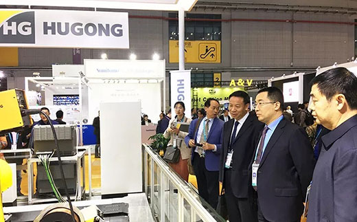 河南省鹤壁市市长莅临云顶集团意大利CEA展位