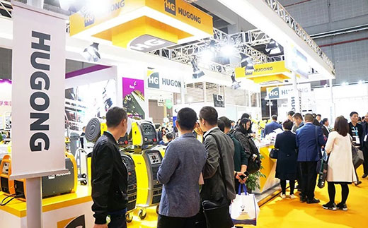 第二届进博会云顶集团意大利CEA展位数字化焊机很受接待